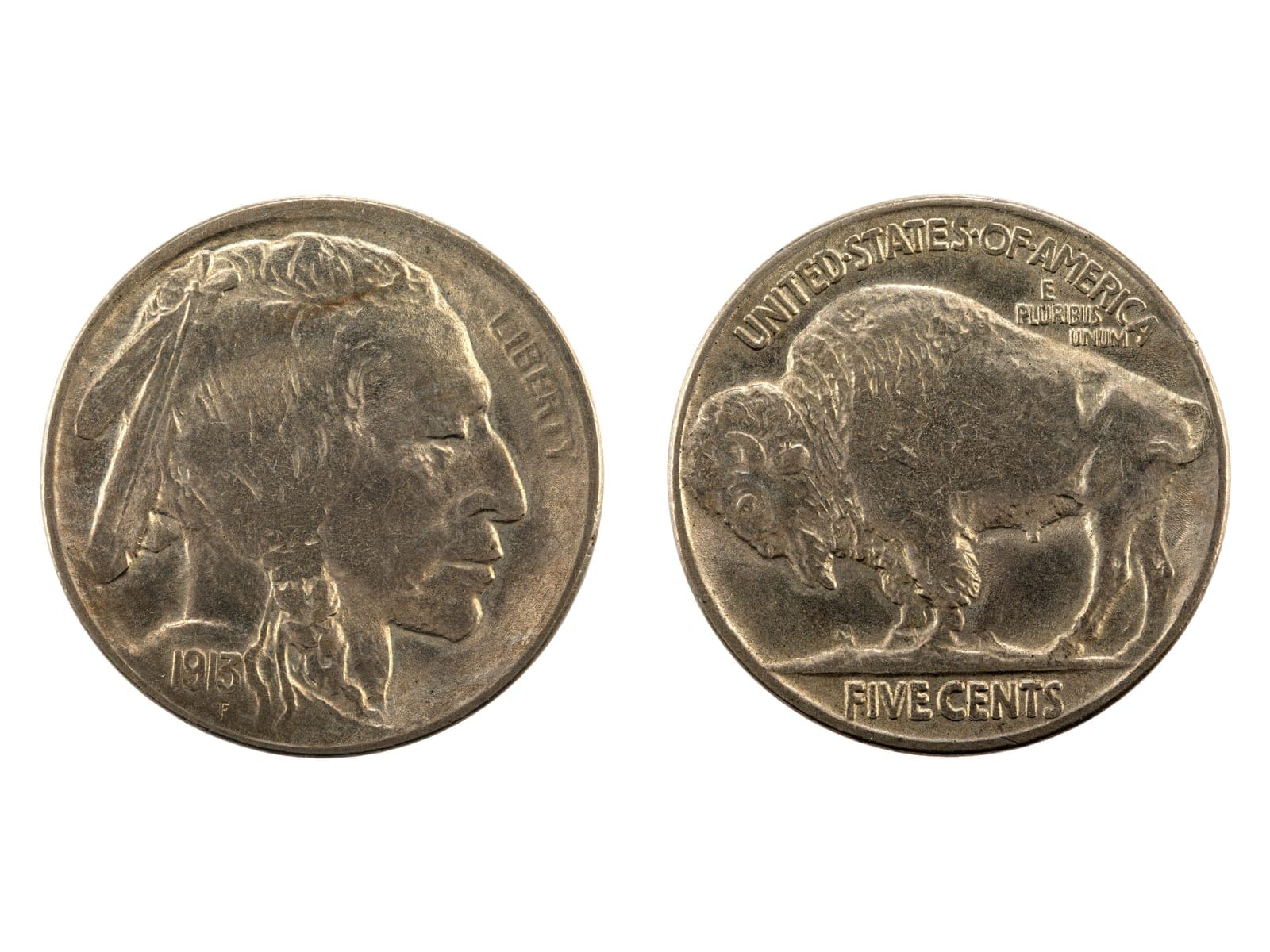 Vorder- und Rückseite eines Buffalo Nickel von 1913, Typ 2: Porträt eines Native American mit dem Datum auf der Schulter und ein Bison auf einer Linie über FIVE CENTS